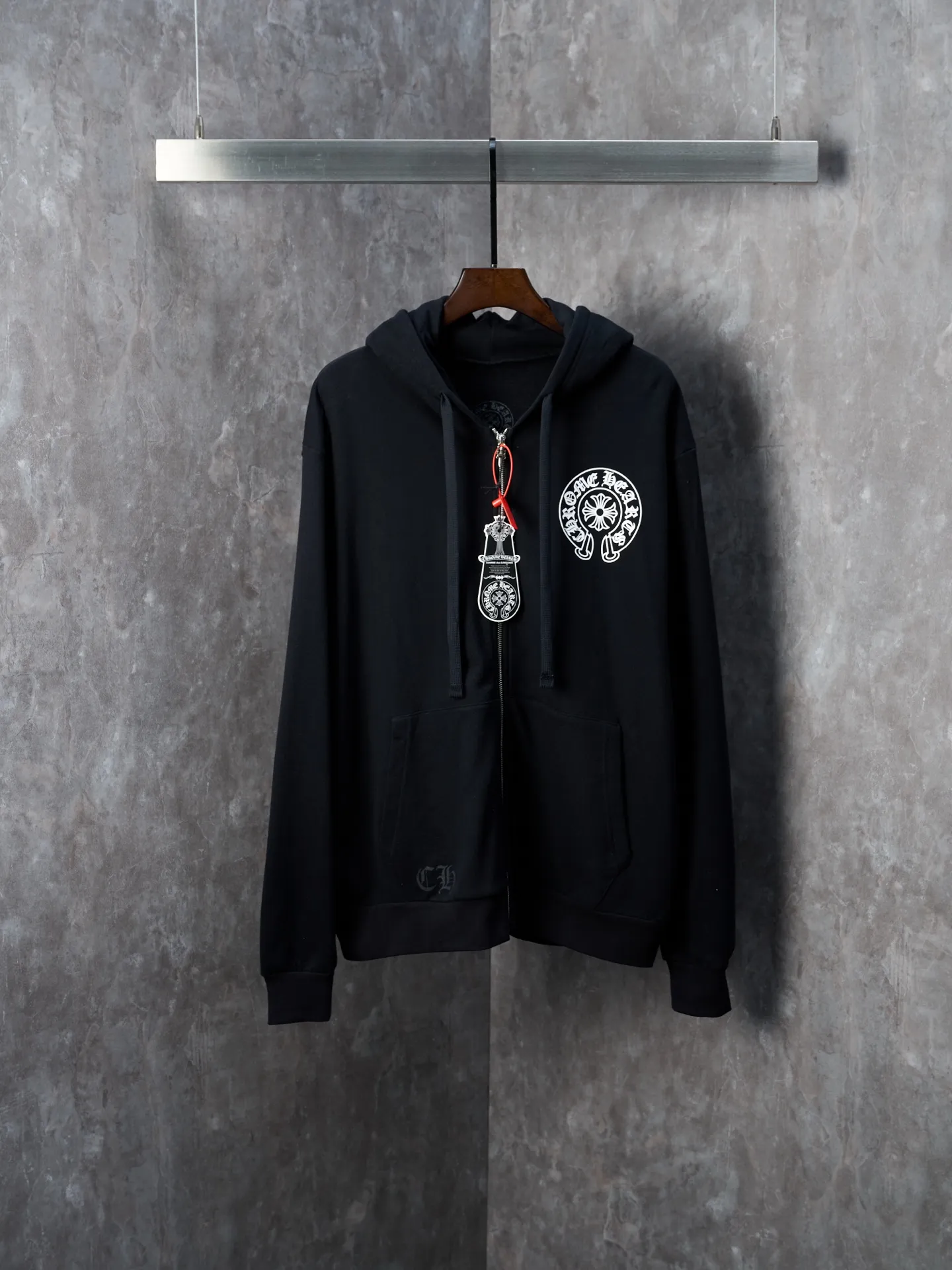 P460 Actual hanging auction】Chrome Hearts/Chrome Heart CH Sanskrit letter printed zipper hooded jacket [Ready stock] S M L Ruggedness and sophistication coexist. The zippered hooded silhouette deconstructs the lazy drape of suede. A rock oracle that whispers that I am the rule. A rebellious ceremony about wearing and performing. Adopt glue printing. The printing has been revised three times by the film screen. Use glue liquid paint to print the pattern on the fabric. The fabric is baked to fix the printed pattern. The fabrics have been washed and have a better hand feel. Not easy to deform. Not easy to shrink. Not easy to fade. Maintain long-term beauty and loose fit.